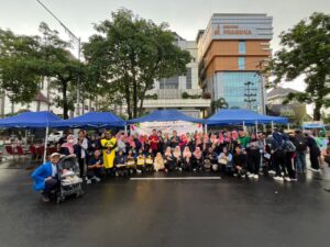 Read more about the article Semarak Hari Gizi Nasional ke-66, UNIMUS Layani Kesehatan Warga di CFD Kota Semarang